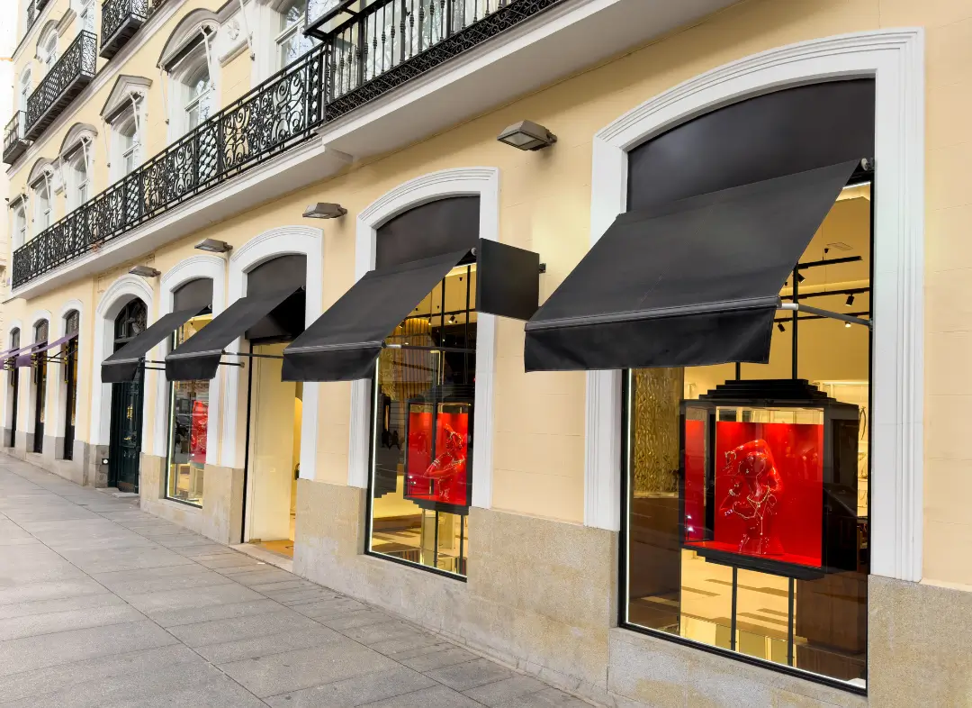 Façade vitrine de magasin en aluminium sur mesure à Saint-Philbert-de-Grand-Lieu